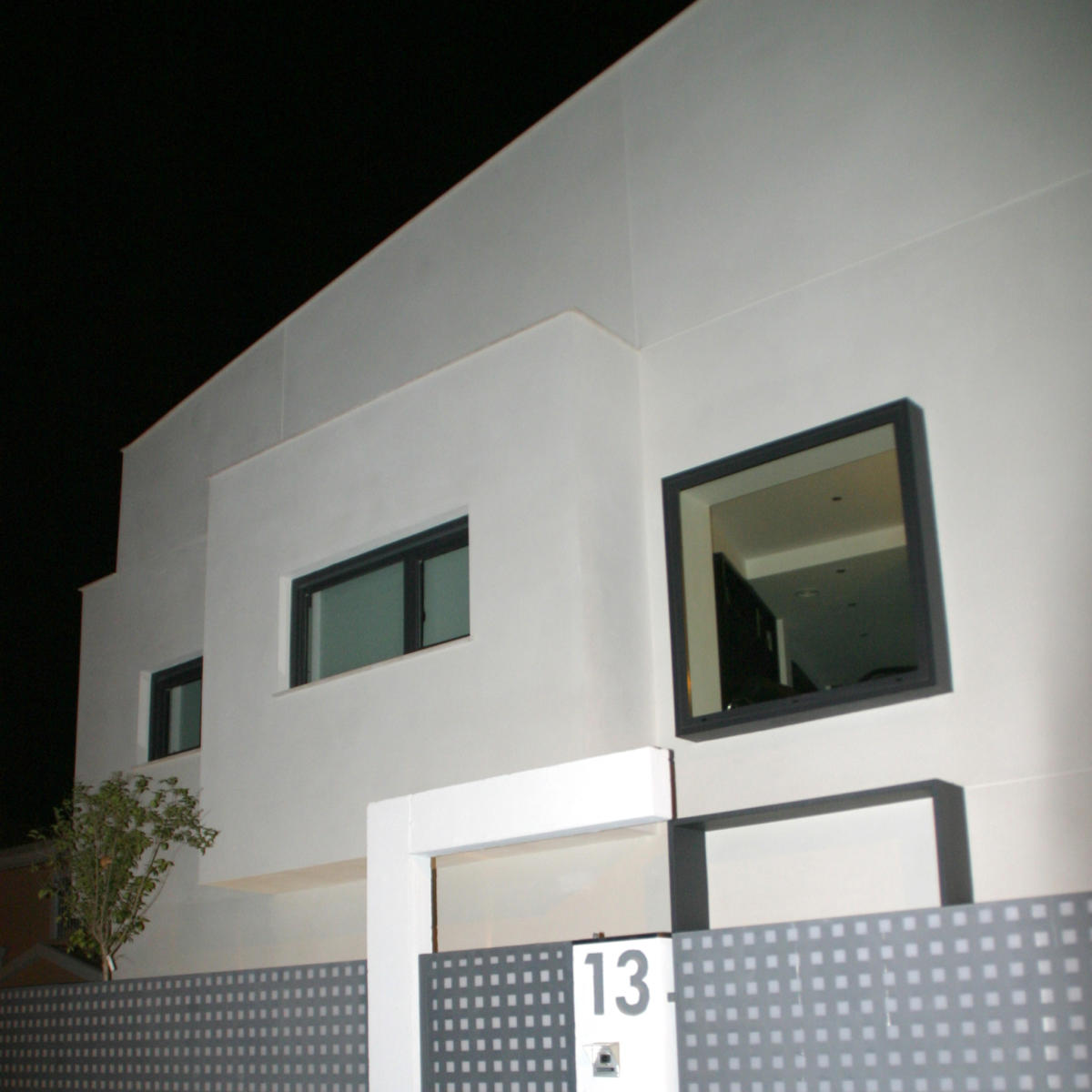 Detalle de fachada. La composición volumétrica responde a la geometría triangular de la parcela.