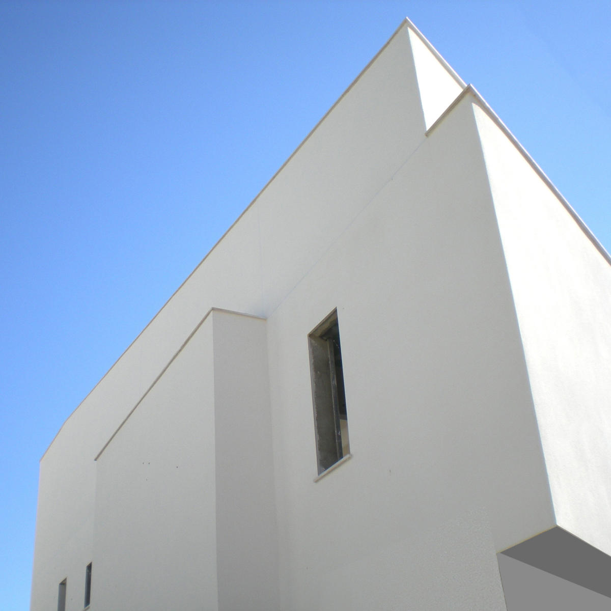 Interior de la vivienda. Espacios diáfanos conectados visualmente con el exterior.