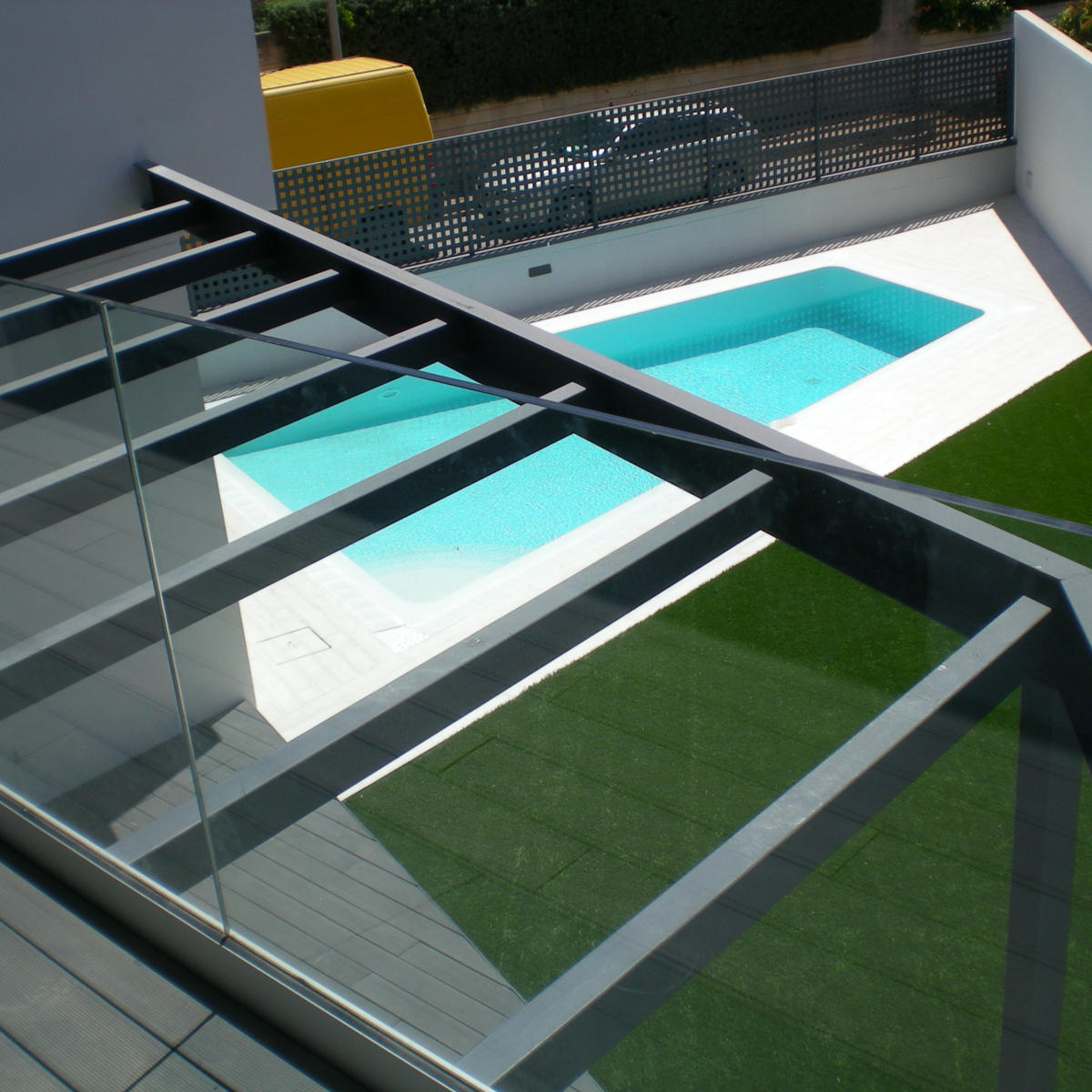 Salón principal. La carpintería de gran formato difumina los límites entre interior y exterior.