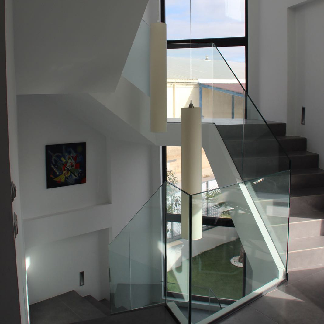 Jardín y piscina. El tercer lado de la L se abre al espacio exterior con zona de baño.