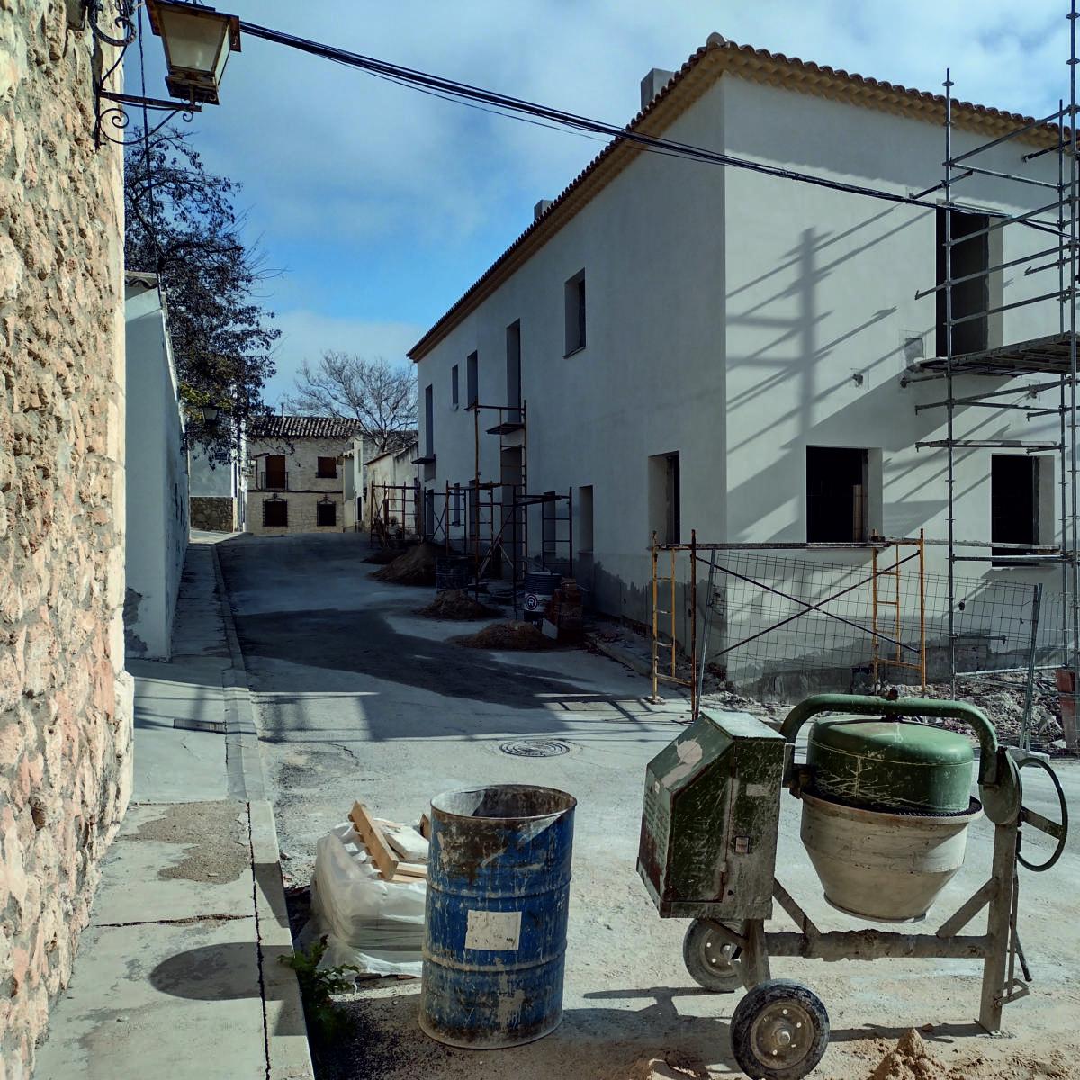 Detalle de fachada. Integración de huecos contemporáneos en volumetría tradicional.
